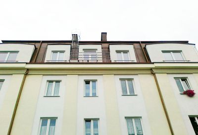 Ul. Humańska 9 Warszawa – „Słoneczna Kamienica” Kompleksowe pokrycie dachu z blachy miedzianej w technologii podwójnego rąbka stojącego