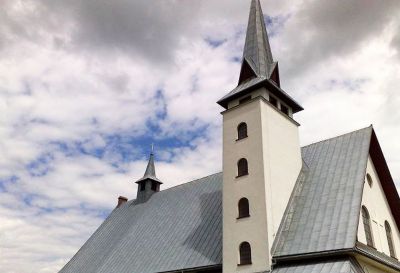 Jabłonka, 1996r – kościół p.w. św. Brata Alberta pow. 1100m2 Kompleksowe pokrycie dachu wraz z wieżami w technologii podwójnego rąbka stojącego z blachy ocynkowanej