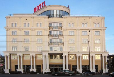 Al.Krakowska 218 Warszawa 2010 – Hotel „Lord” Wykonanie wraz z montażem obróbek blacharskich gzymsów nad filarami