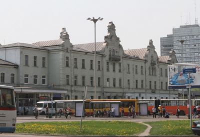 Ul. Fabryczna, Łódź 2007r – Dworzec PKP i PKS pow 2700m2 Kompleksowe pokrycie dachu w technologii podwójnego rąbka stojącego z blachy miedzianej